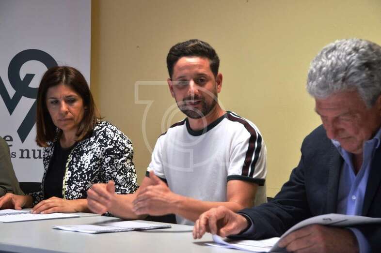 Pedro Quevedo lee la Agenda del Valle de los Nueve, en los minutos previos a la reunión de trabajo (Foto TA)